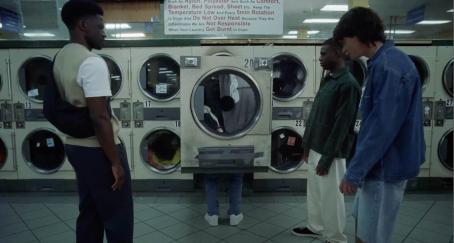 Tres jóvenes en una lavandería, como parte del corto "Dry" de Zara