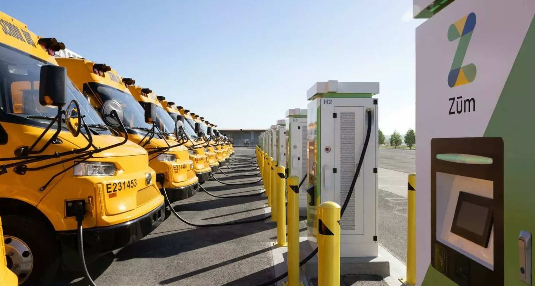 Autobuses escolares eléctricos cargando energía