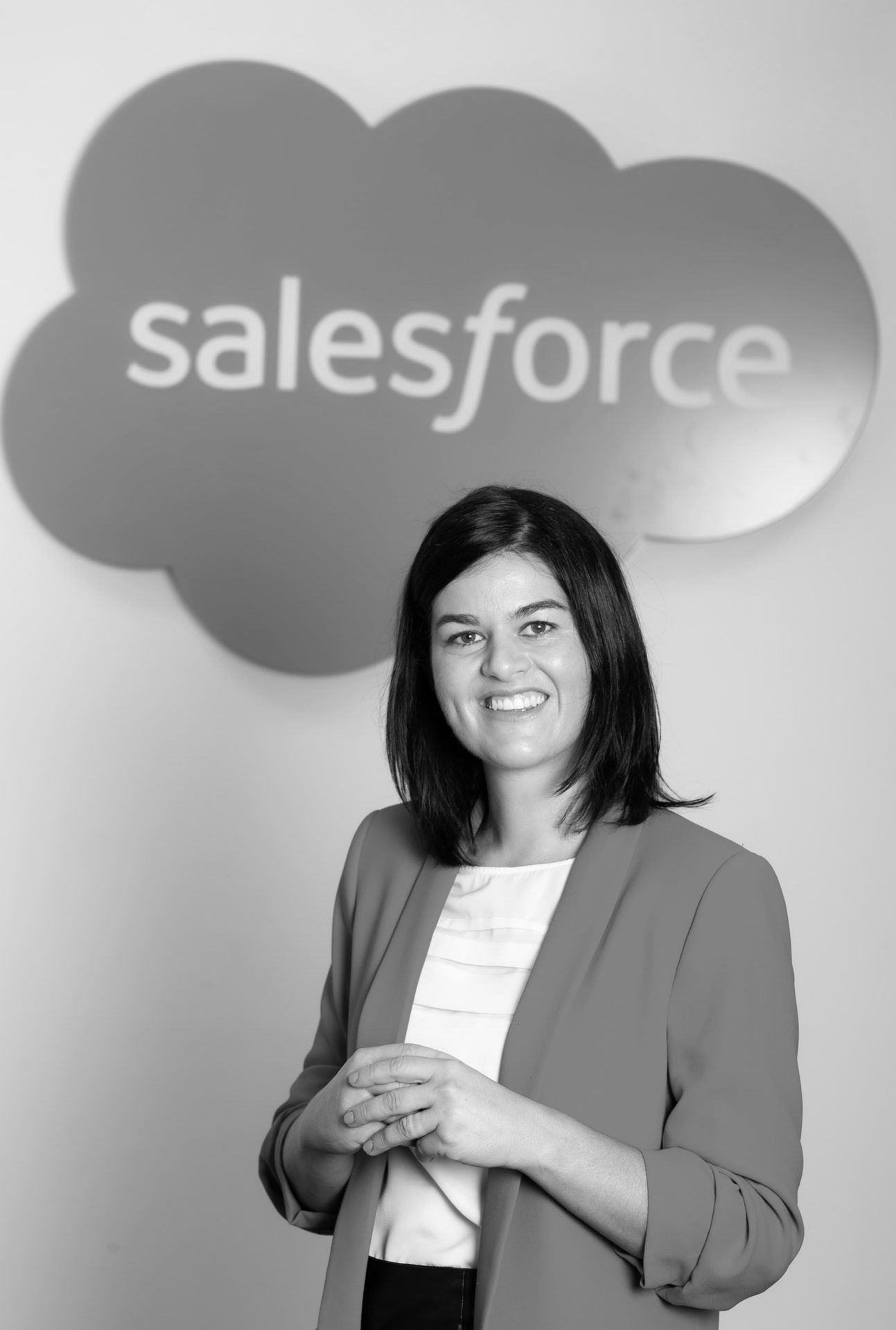 Facial expression, Flash photography, Smile, White, Organ, Product, Human, Sleeve, Happy, Gesture