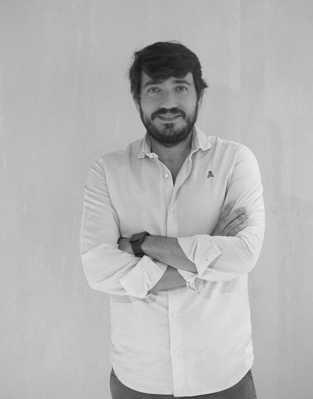 Dress shirt, Flash photography, Hair, Smile, Beard, Jaw, Neck, Sleeve, Gesture, Grey