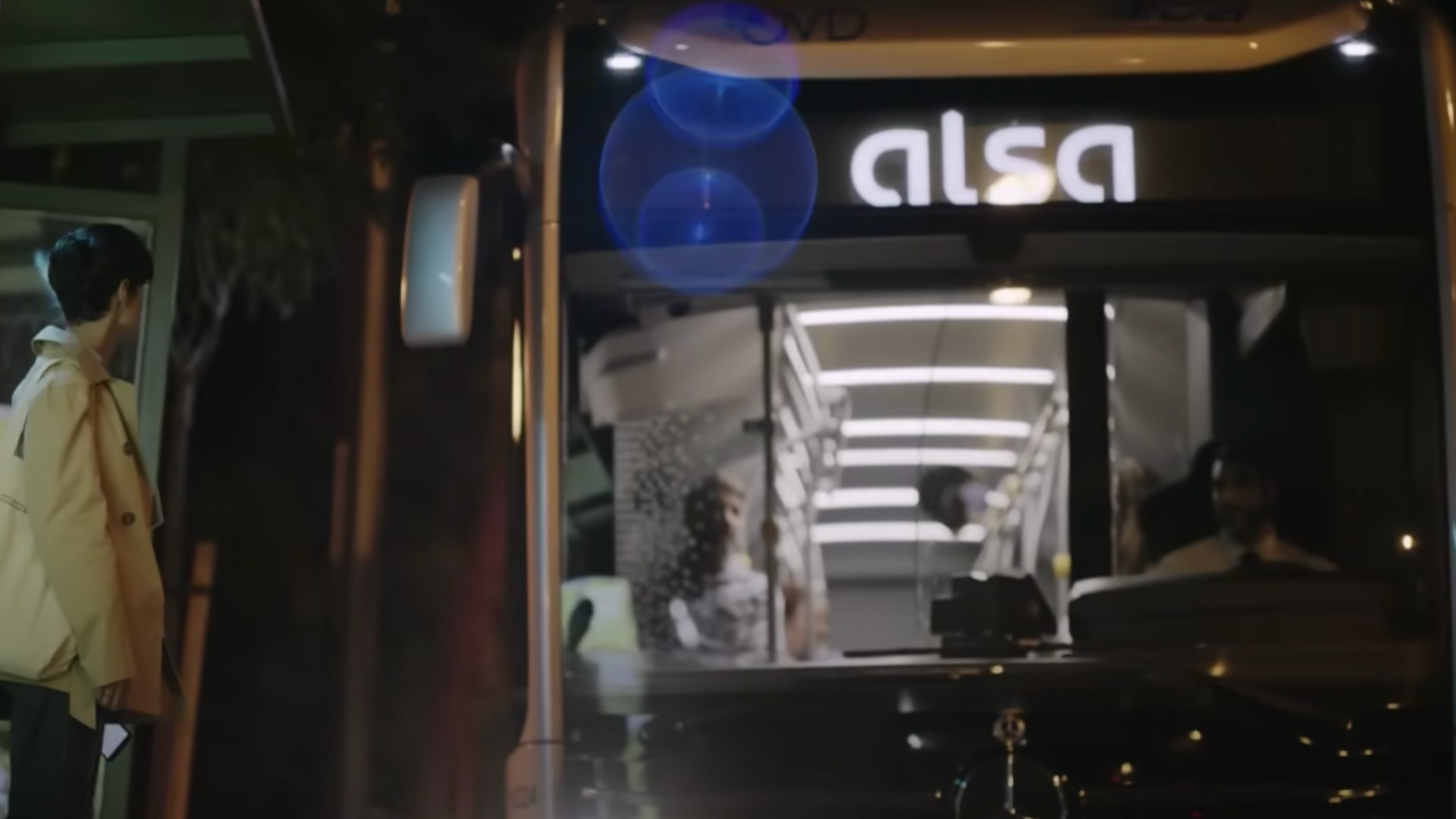 Una mujer a ounto de subir a un autobús de Alsa en el spot de la campaña.