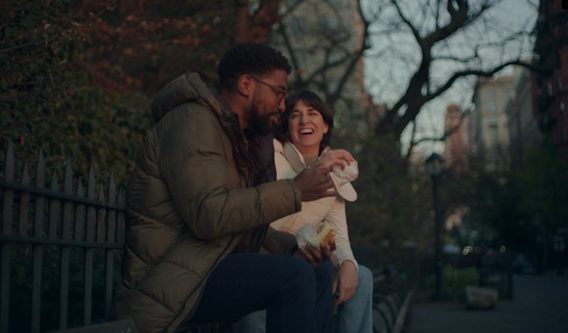 La protagonista del spot ríe mientras habla con su novio en una calle de Nueva York.