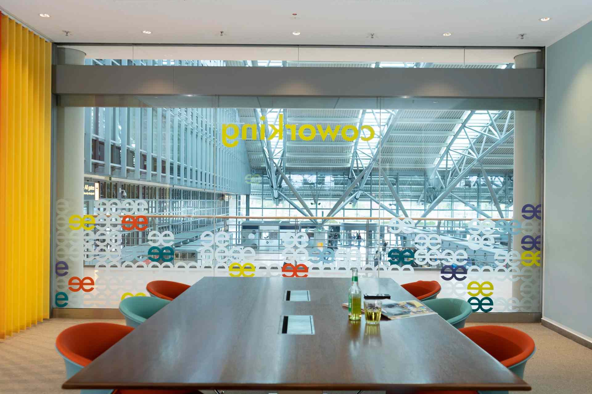 Sala de reuniones instalada por la empresa Beehive en el aeropuerto de Hamburgo
