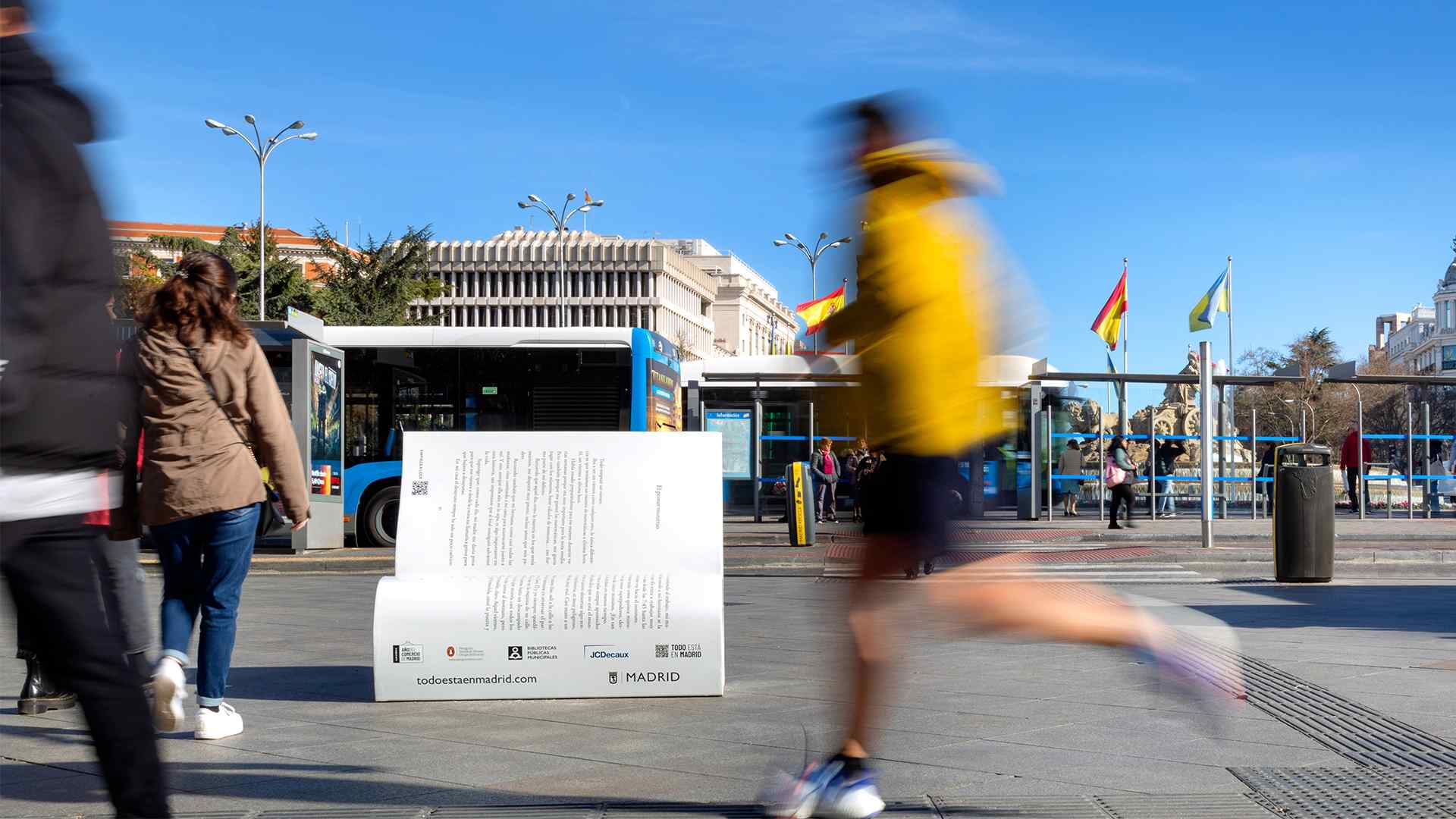 Aspecto del asiento y respaldo de uno de los bancos, instalado en la Plaza de Cibeles de Madrid.