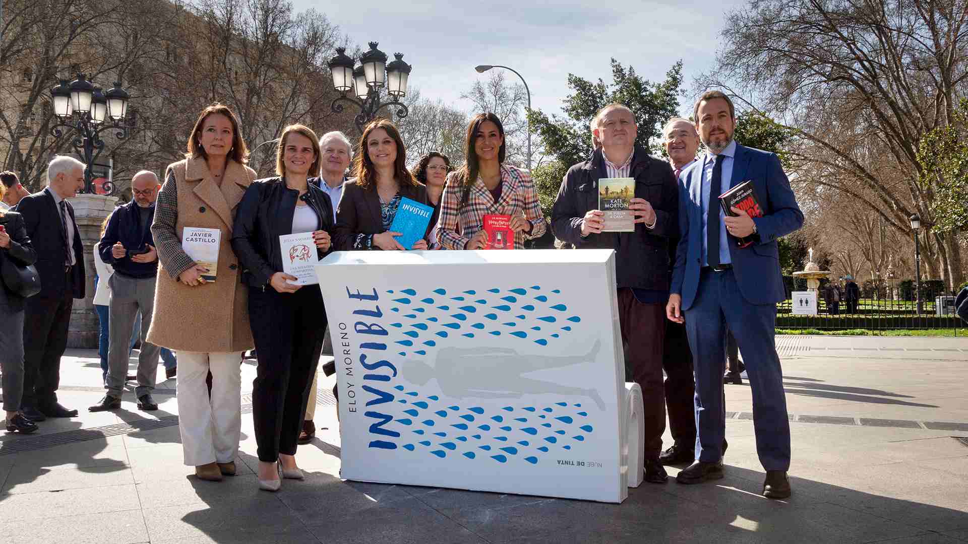 Representantes del Ayuntamiento y los libreros, en el acto inaugural de la campaña.
