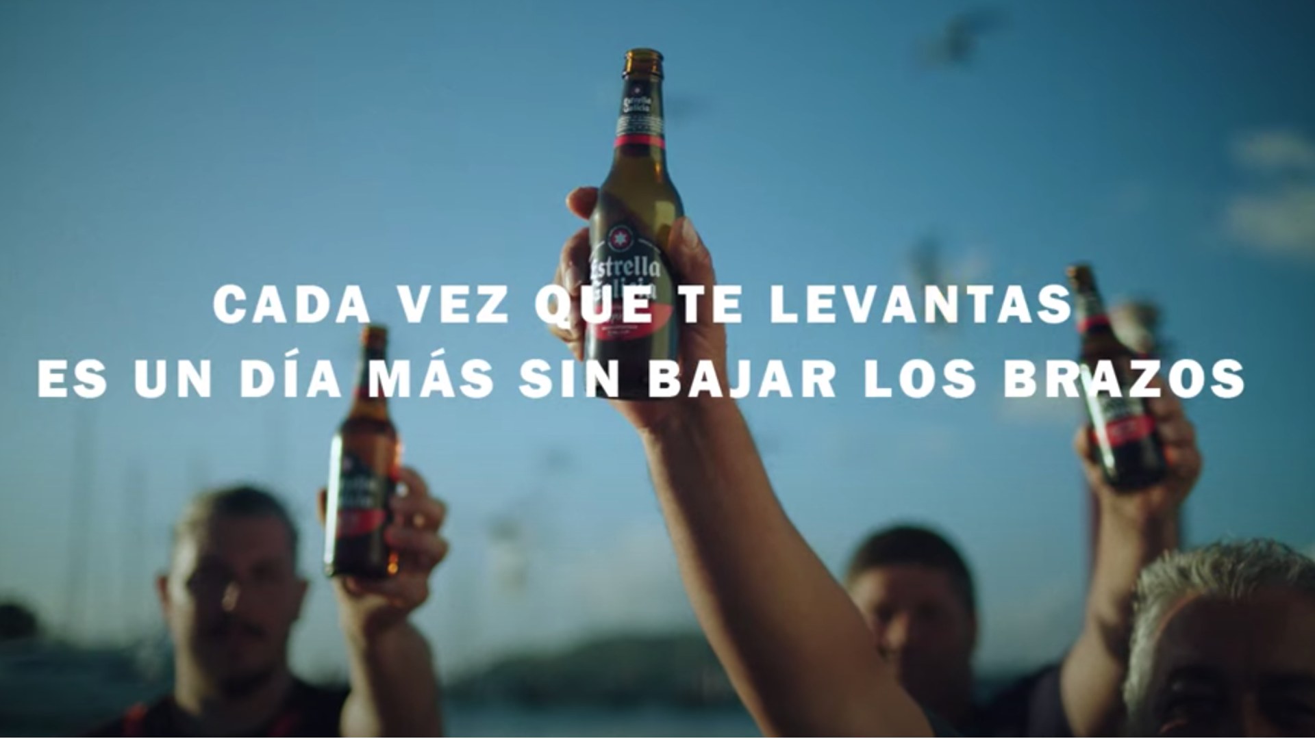 Imagen del spot: personas brindando con Estrella Galicia