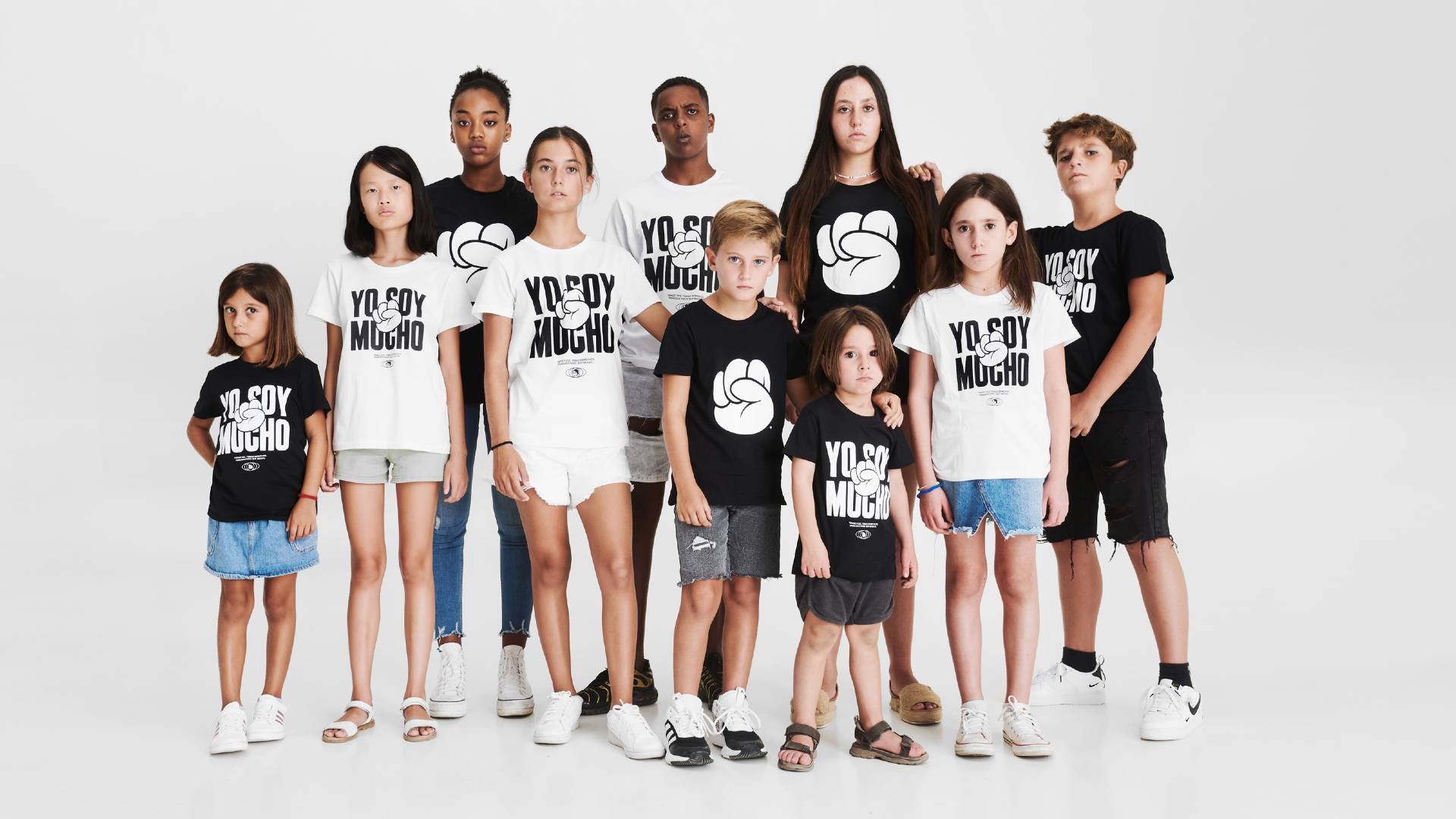 Niños y adolescentes con las camisetas de la campaña