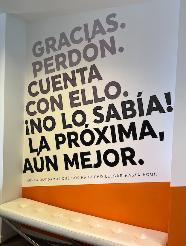 poster con texto sobre la pared de la oficina