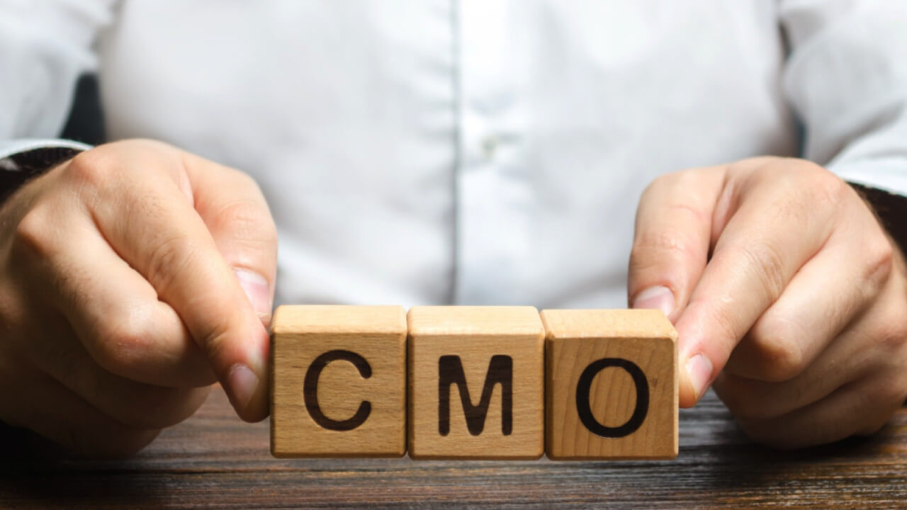 Imagen de unos cubos con las letras CMO