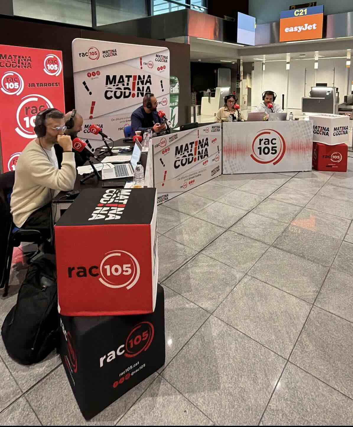 emisión del programa de radio Matina Codina desde el aeropuerto de Barcelona