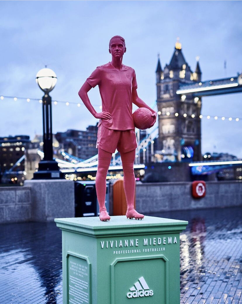 homenajea estatuas a deportistas destacadas