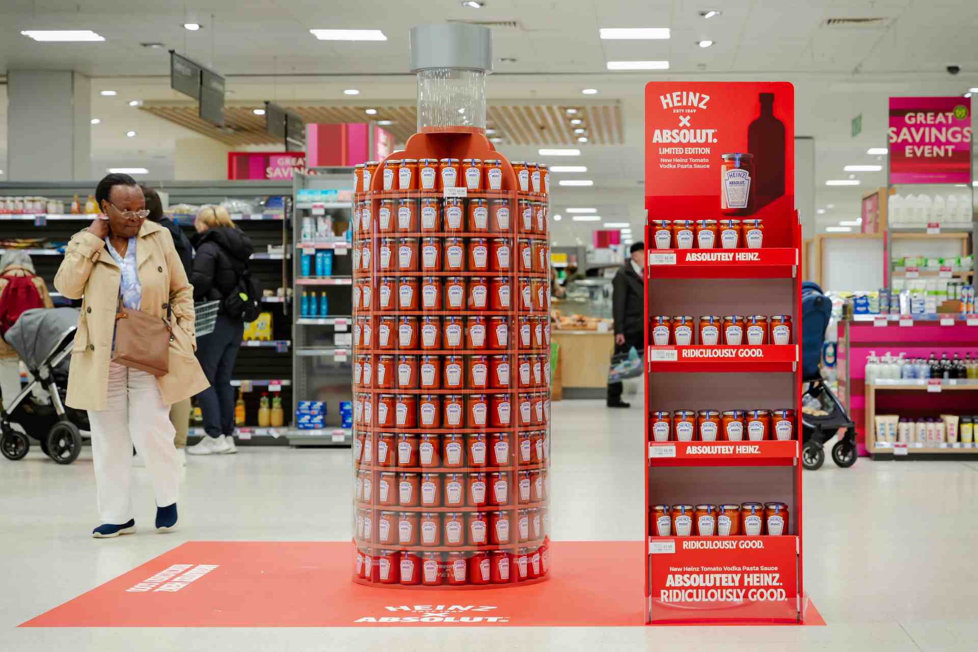 Expositores de la salsa Heinz y Absolut en un supermercado