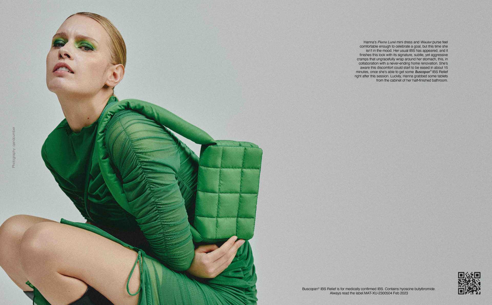 Original de la campaña con una modelo en cuclillas apretándose el estómago con los brazos.