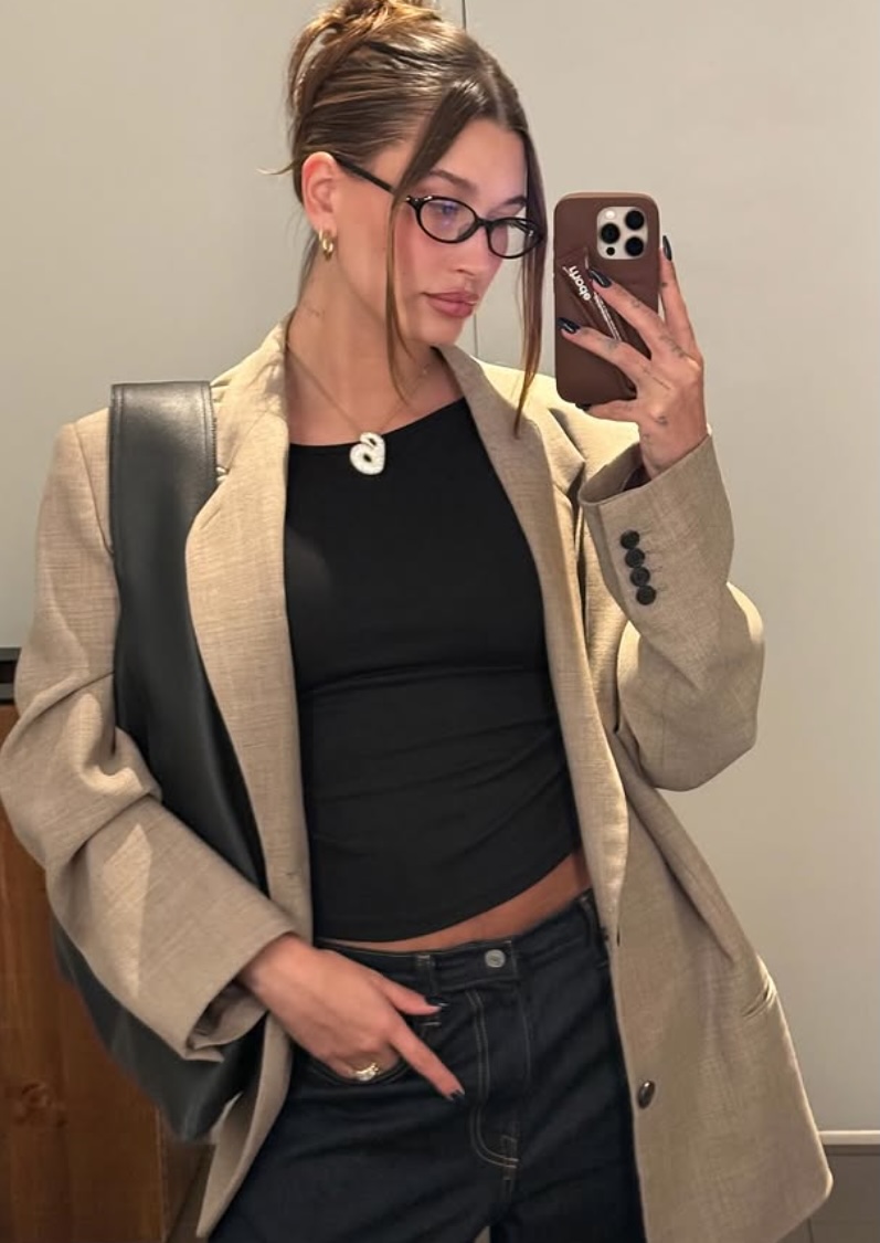 Hailey Bieber con una funda de móvil de la marca Rhode