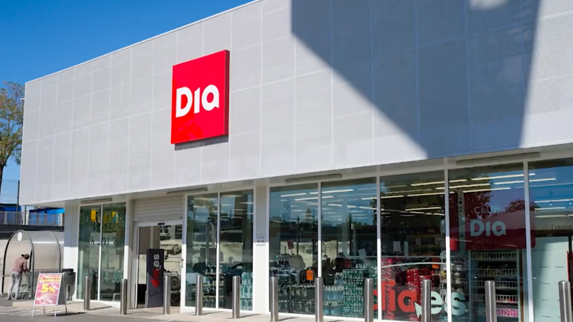 DIA acelera su estrategia de proximidad: prevé abrir 35 tiendas en España  hasta 2024
