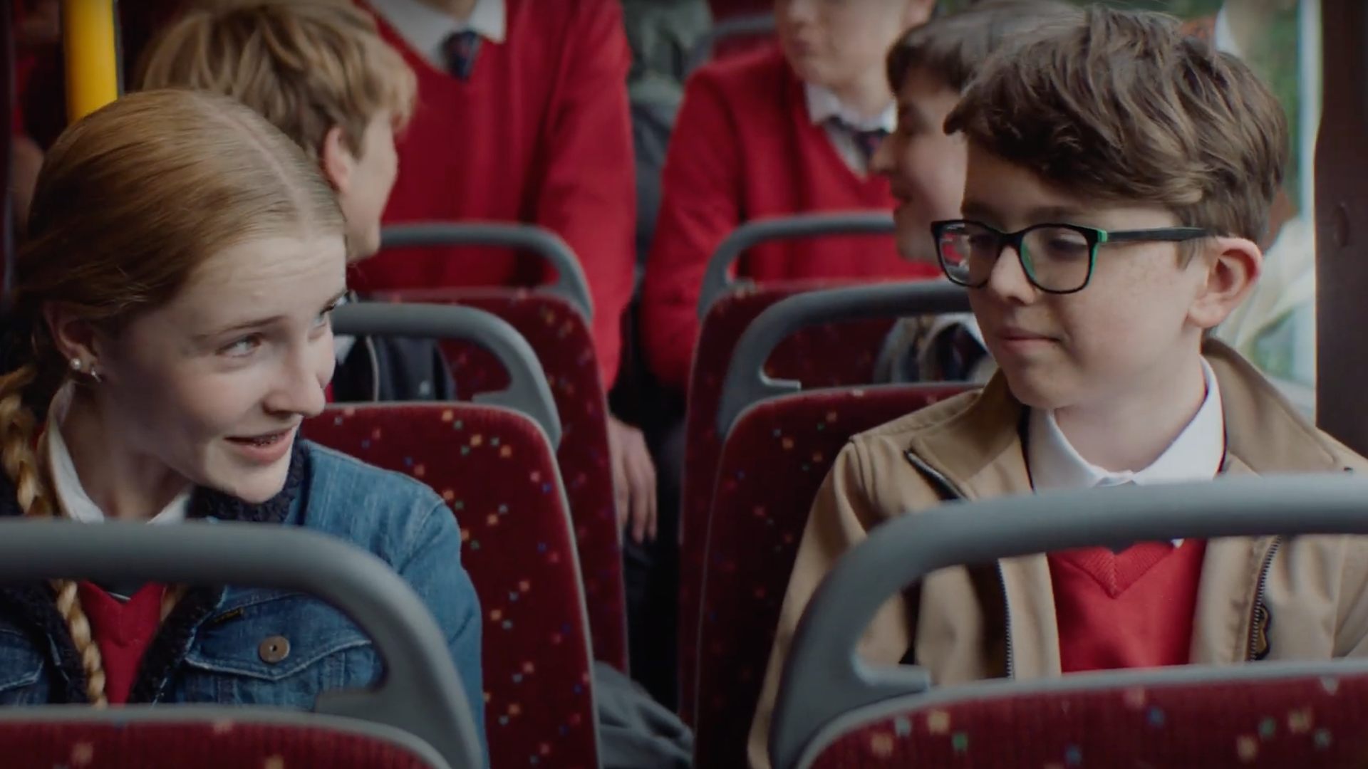 la chica y el chico se saludan en el bus del colegio