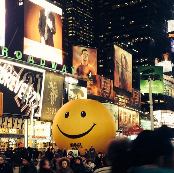 Jamaica hace Street Marketing en Times Square colocando un Smiley gigante-nueva-york-street-marketing