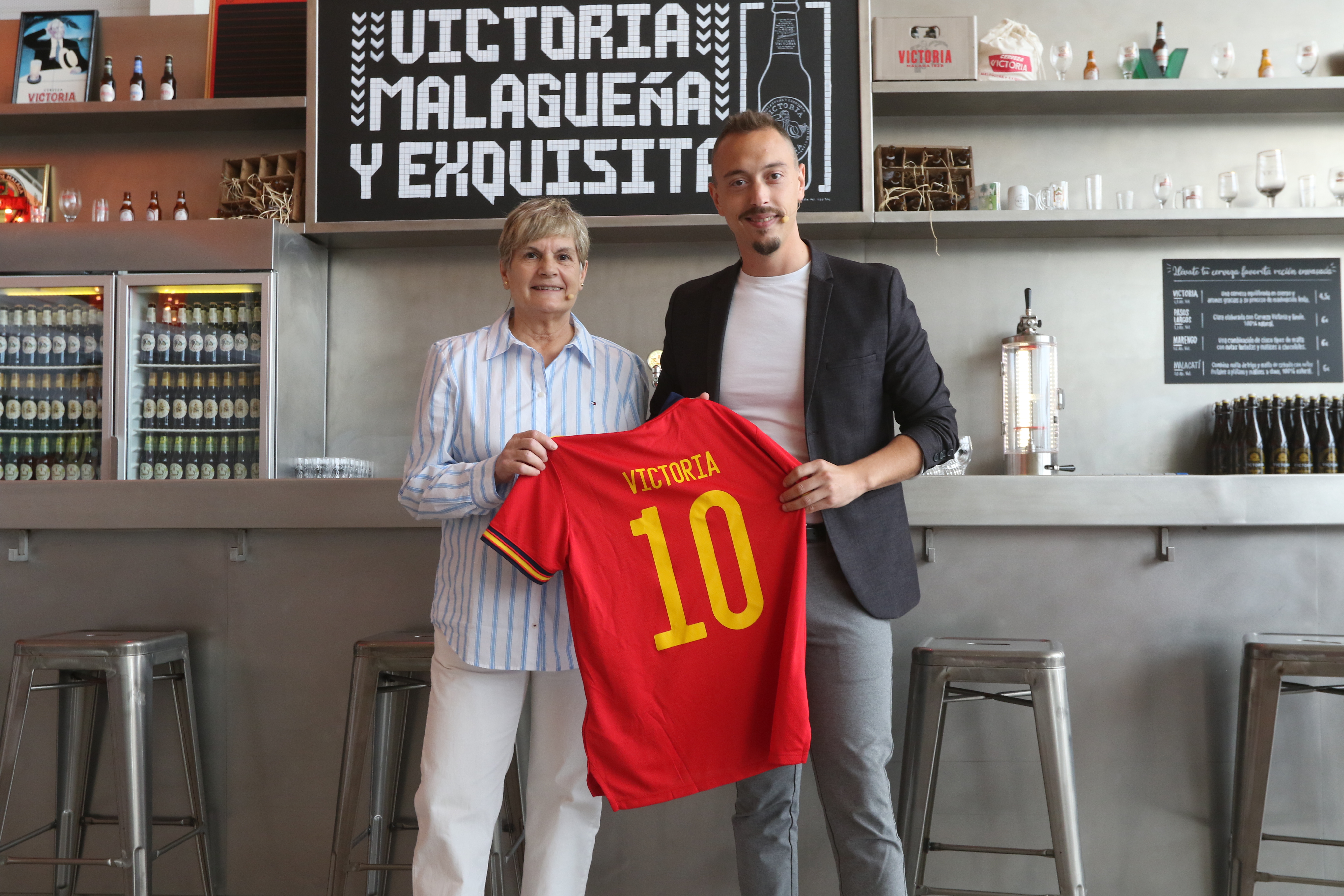 victoria hernandez con la camiseta de la seleccion que lleva el numero 10