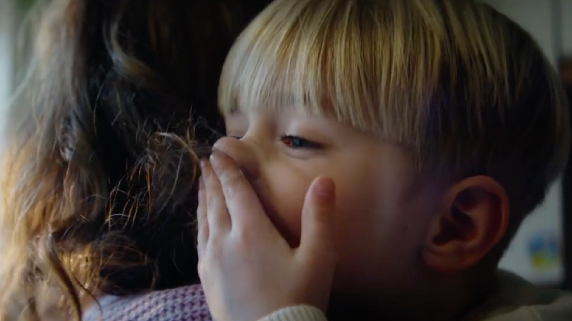 Niño se limpia los mocos con el pelo de su madre