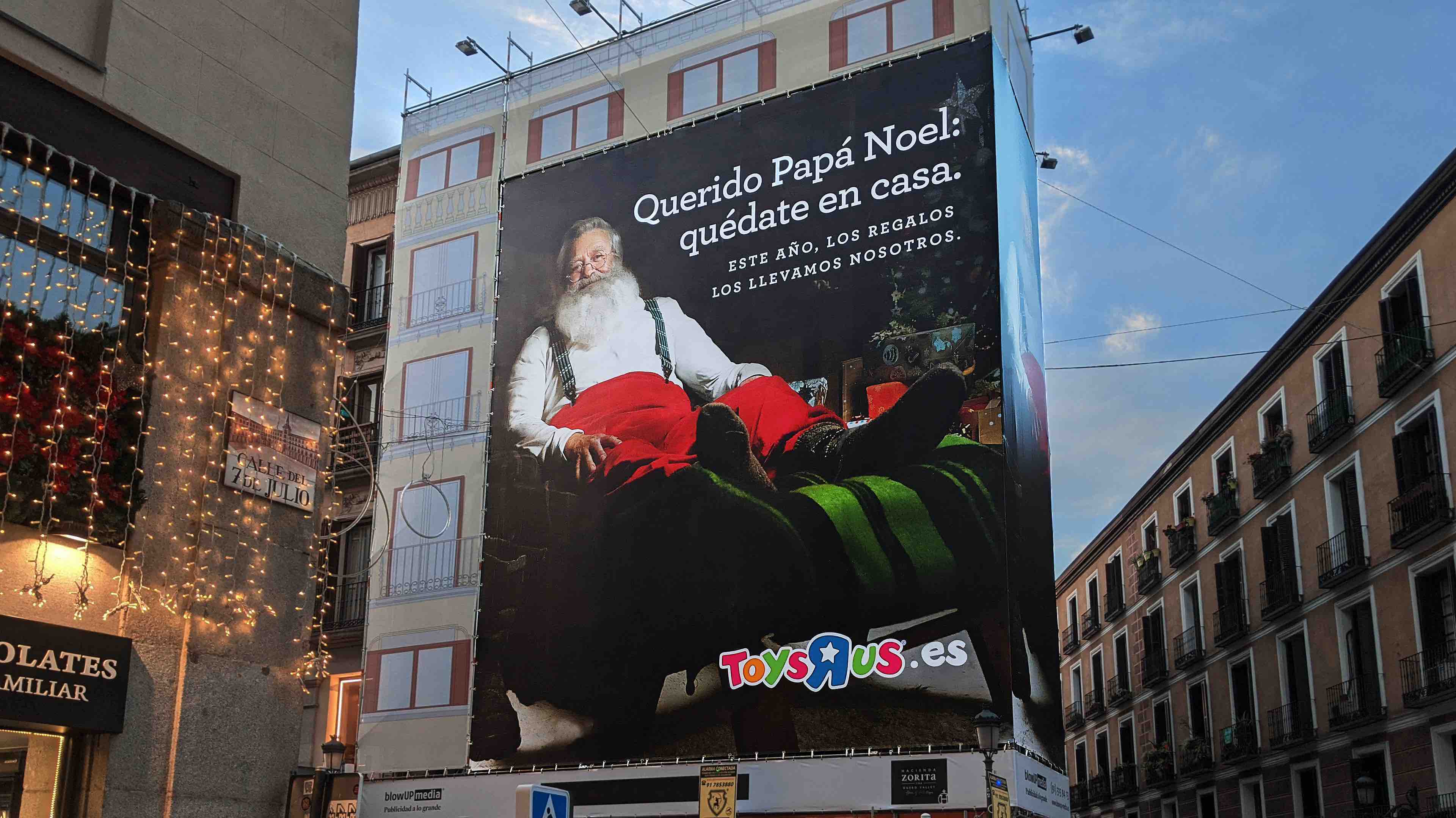 Lona gigante de Toy “R” Us en la Plaza Mayor de Madrid