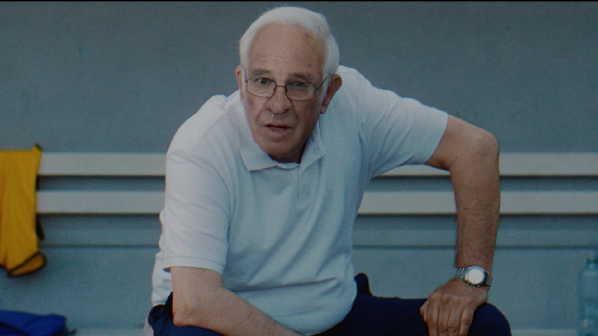 Luis Aragonés habla sentado en el banquillo