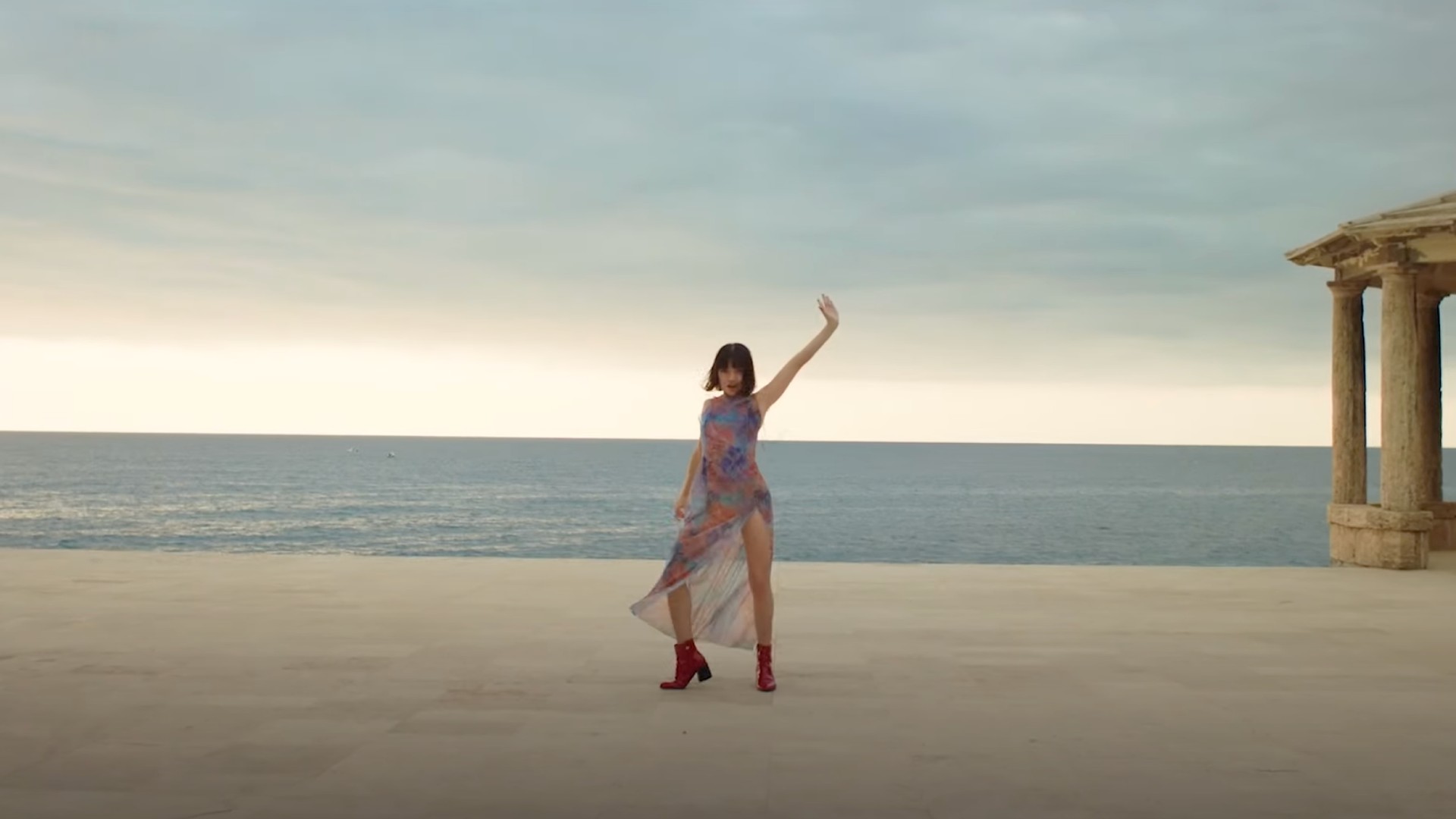 La bailarina, con el mar de fondo en una imagen del spot