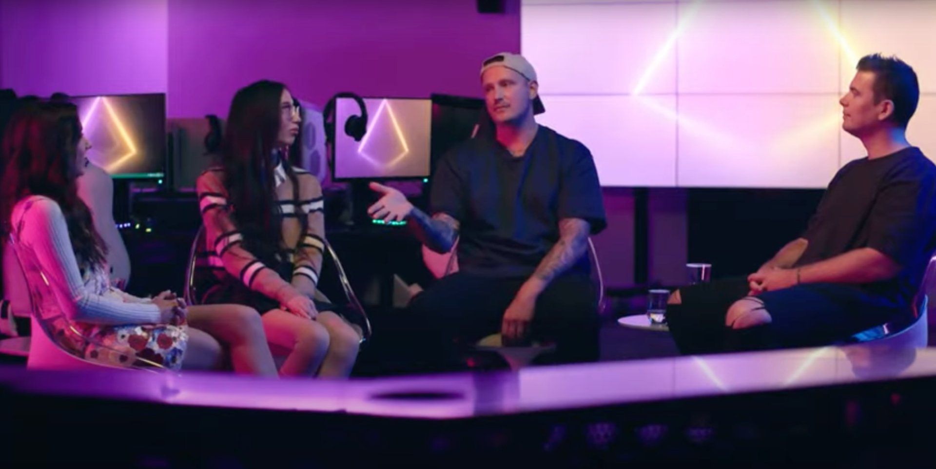 Los cuatro gamers charlando en una escena del vídeo.