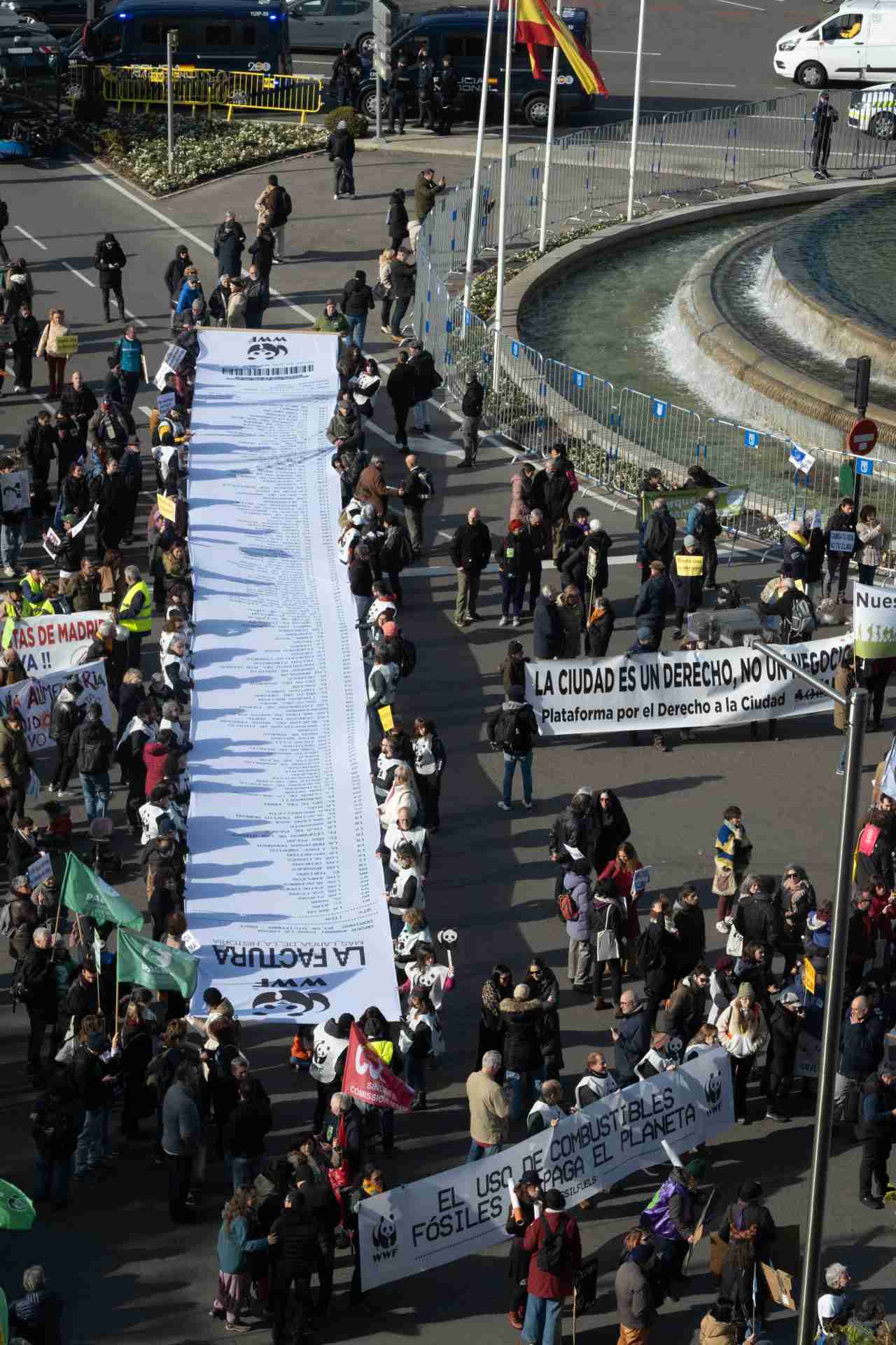 Imagen de la manifestación en el centro de Madrid con los asistentes sujetando la factura.