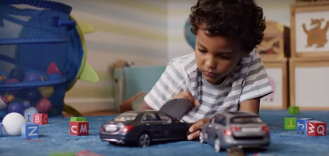 Niños jugando con coches de best sale juguetes