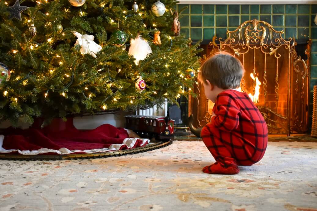 Niño mirando un árbol de Navidad