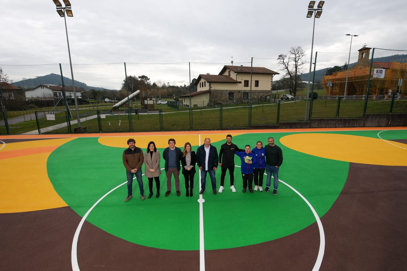 Los asistentes al acto de inauguración posan el el centro de la cancha.
