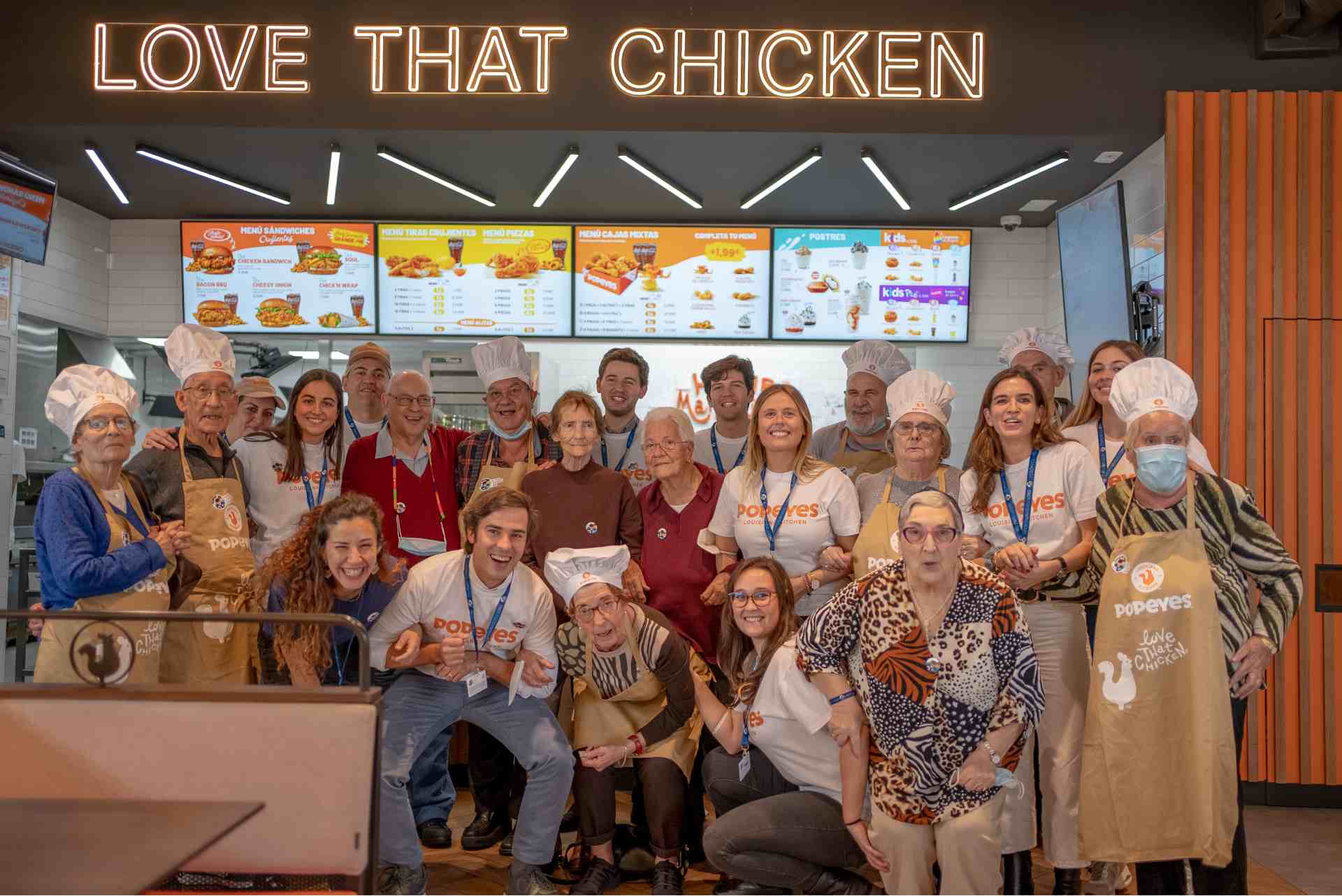 Foto de grupo de los participantes en el evento en el restaurante de Móstoles.