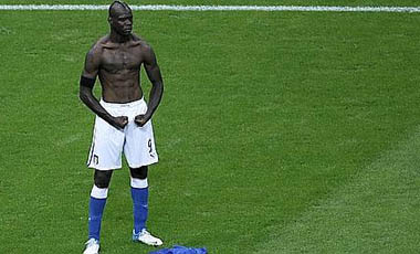 balotelli pose