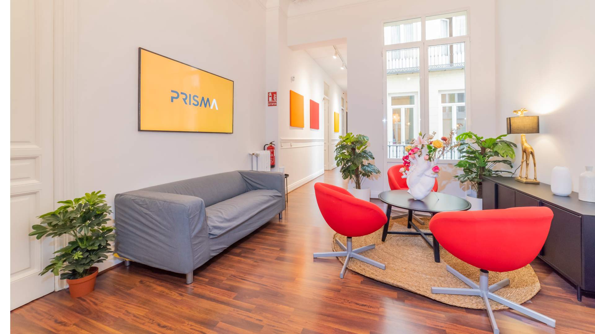 sala de espera de las oficinas de Prisma en Madrid