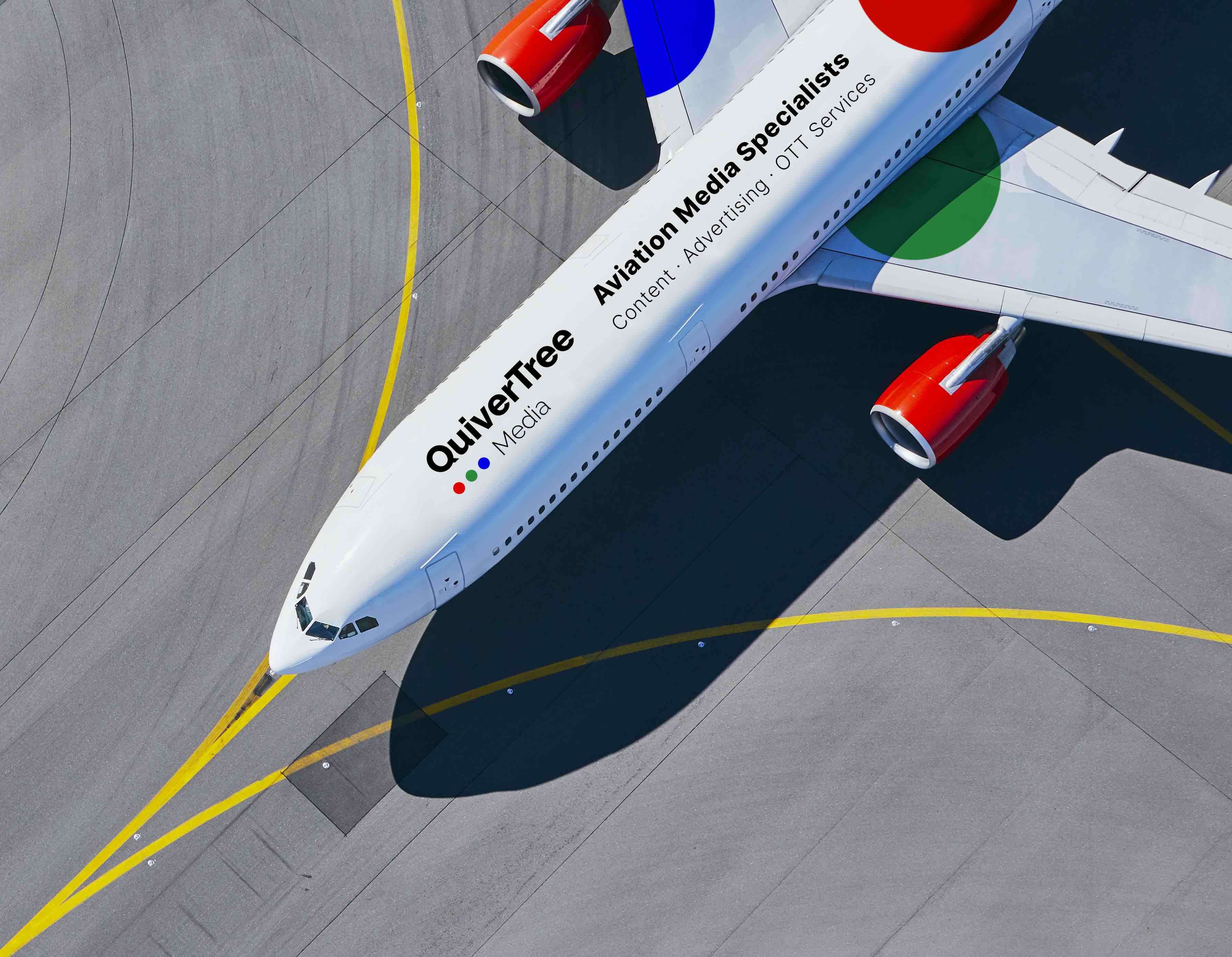 Avión con el logo de QuiverTree Media