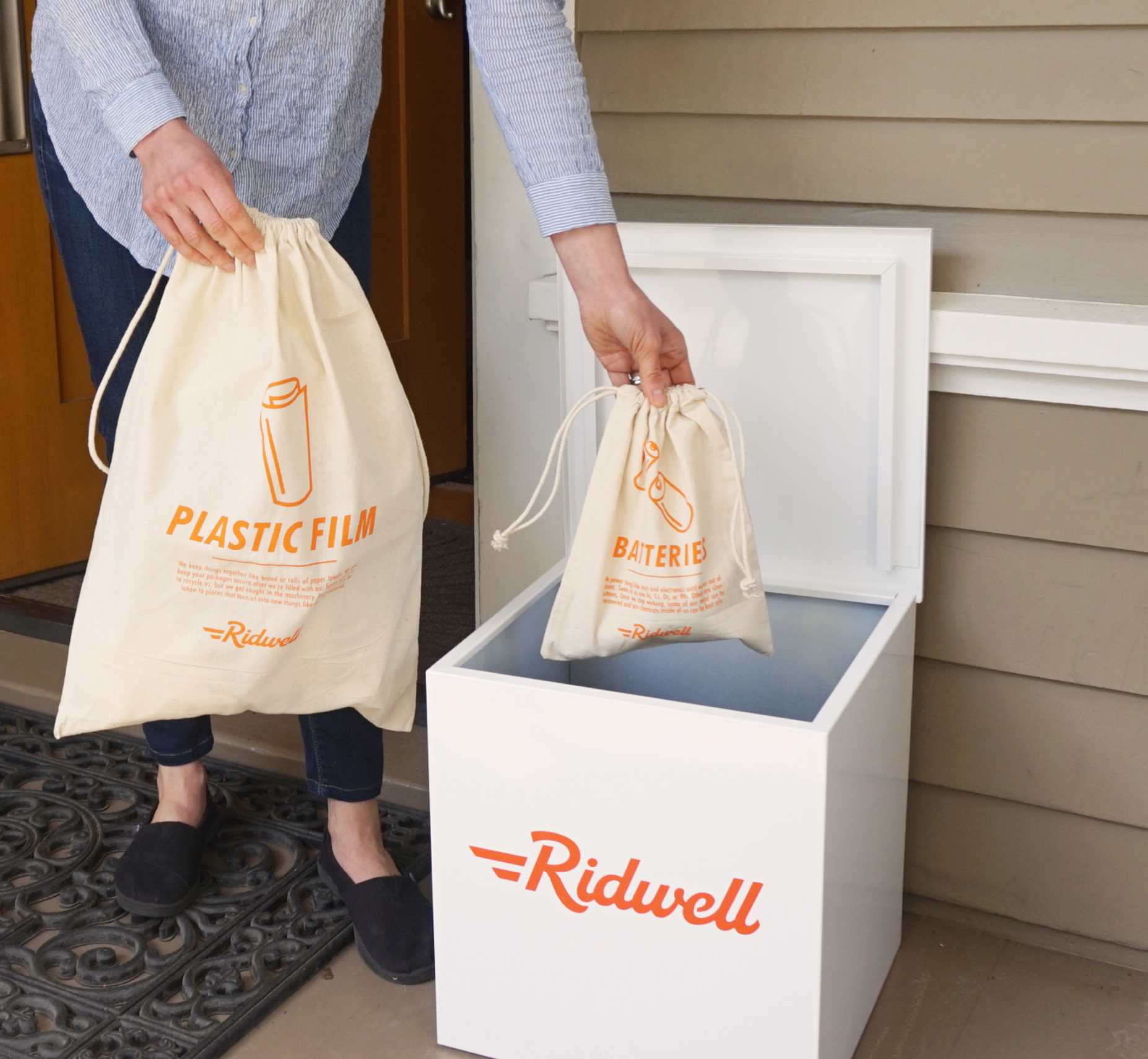 Una persona deposita bolsas con residuos clasificados en un cubo de Ridwell 