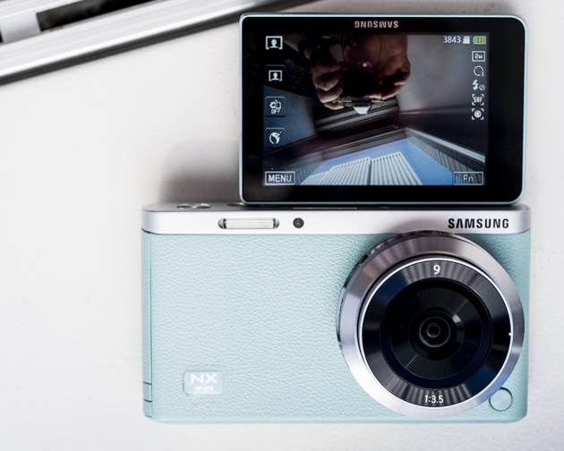 Samsung lanza la cámara de fotos pensada para hacer selfies-nx-mini-samsung-camara-selfies-verde-menta