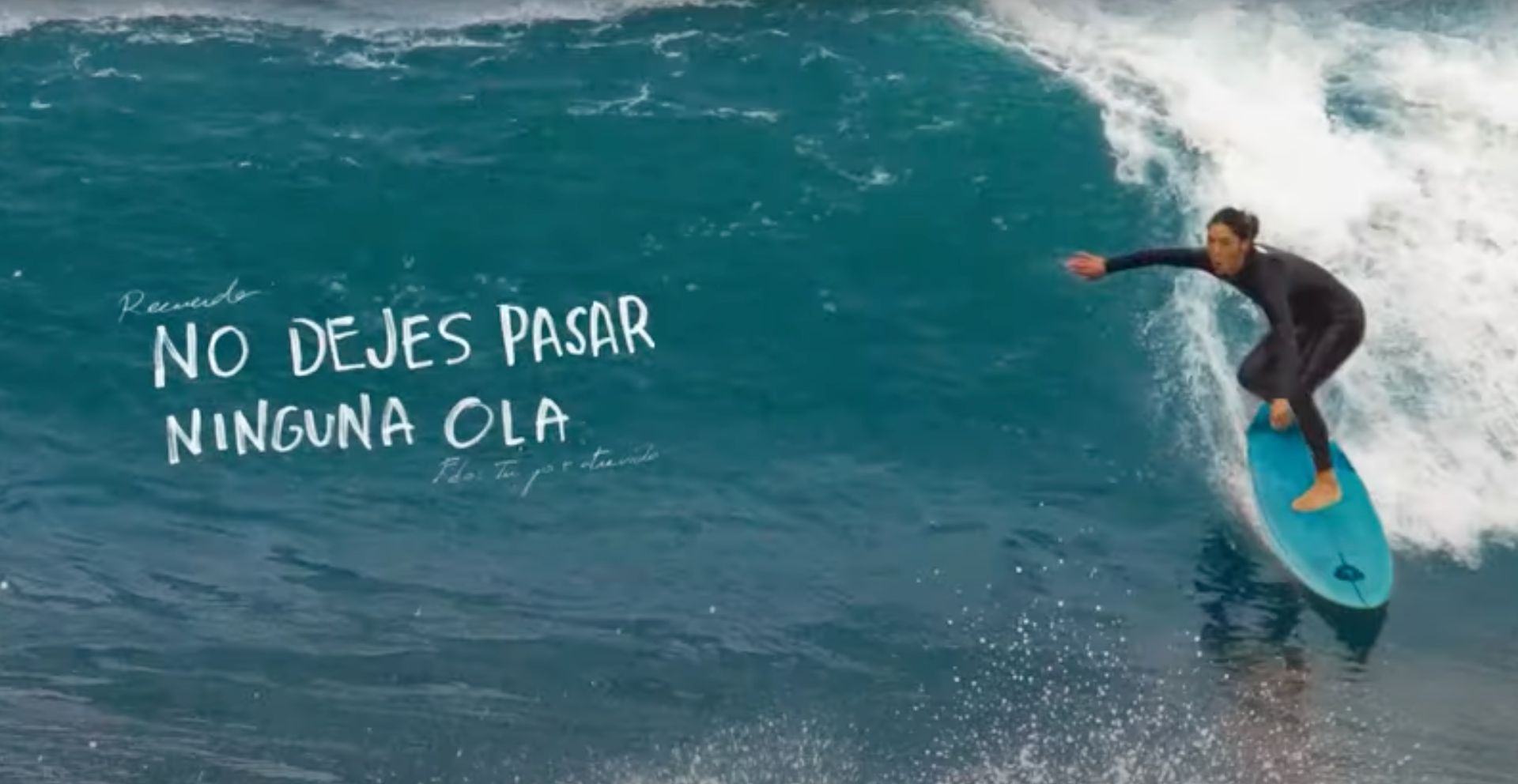 La surfista Garazi Sánchez, sobre una ola en una imagen del spot.