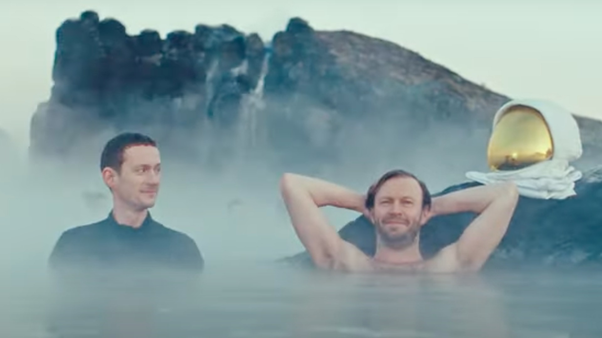 El astronauta se baña en aguas termales.