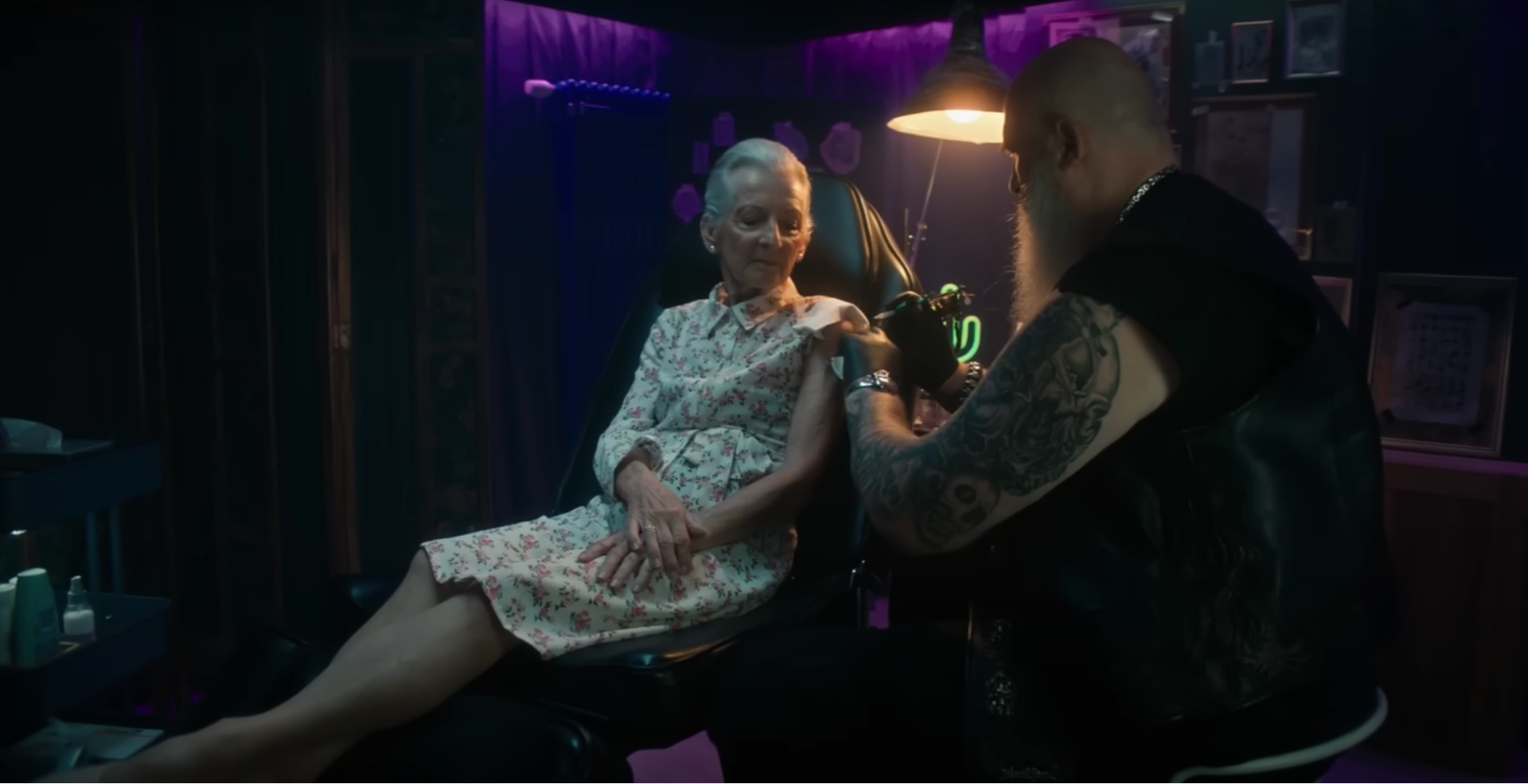 La anciana se se hace un tatuaje con la imagen del coche en una escena del spot.