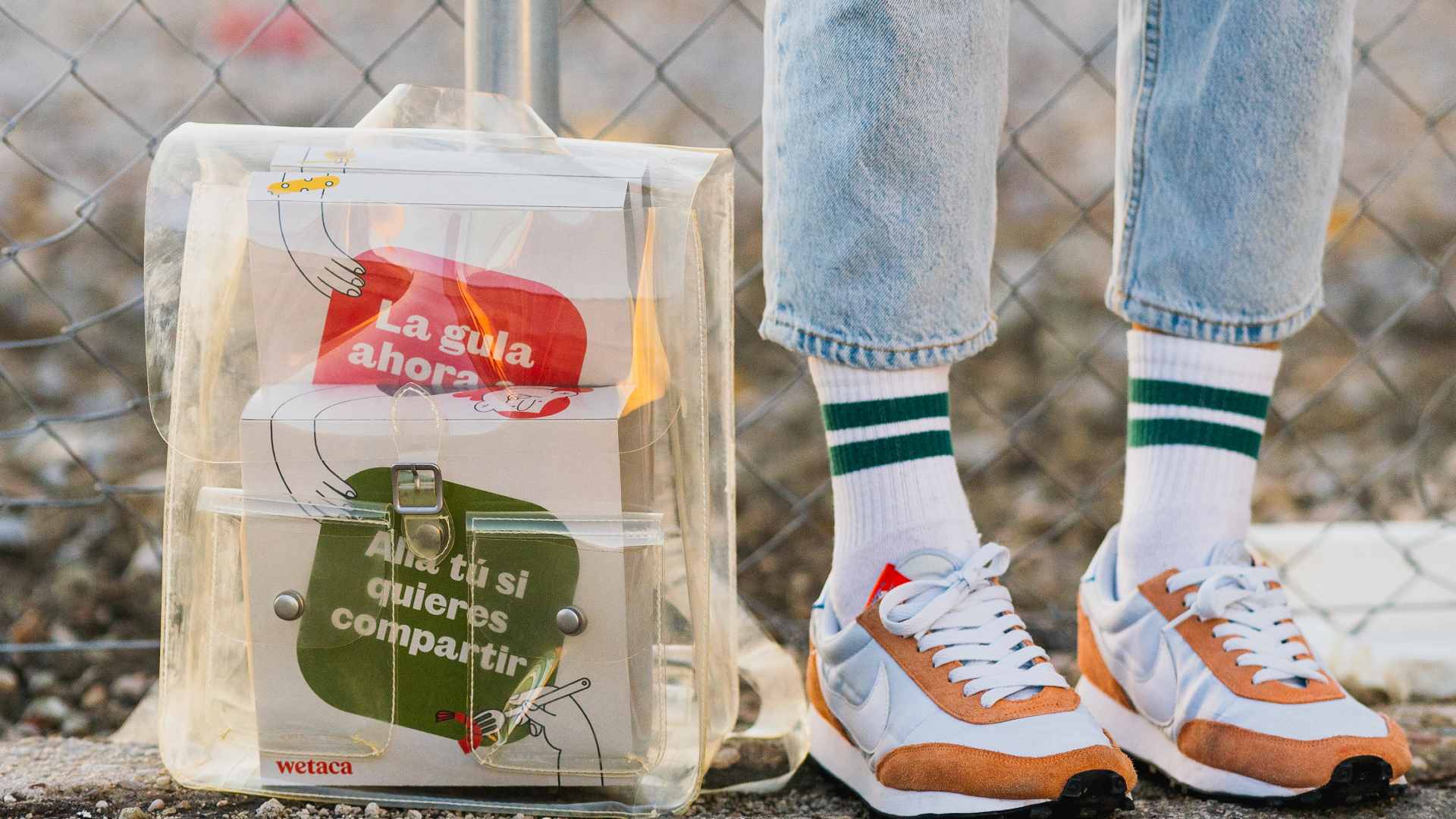 Imagen de una bolsa con paquetes de Wetca junto a unos pies enfundados en zapatillas de deporte