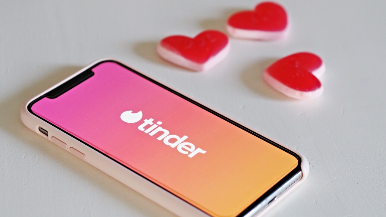 imagen promocional de la red social tinder imagen promocional de la red social tinder
